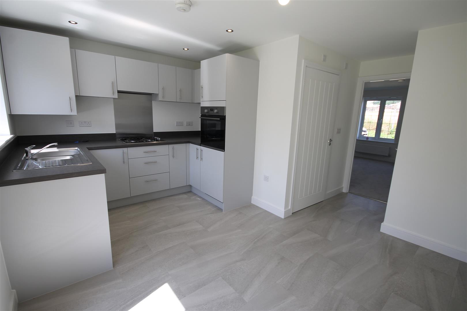 3 Bedroom House To Rent image 2
